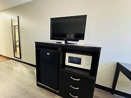 Econo Lodge Inn & Suites