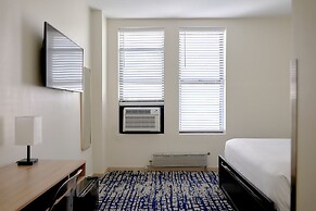 Night Hotel Broadway