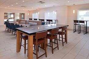 Holiday Inn Express & Suites Omaha - 120th and Maple by IHG
