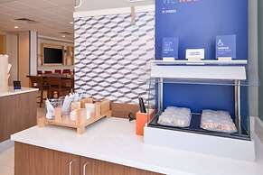 Holiday Inn Express & Suites Omaha - 120th and Maple by IHG