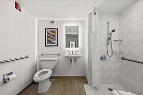 DoubleTree by Hilton New York JFK Airport