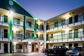 HomeTowne Studios By Red Roof Colorado Springs - Airport