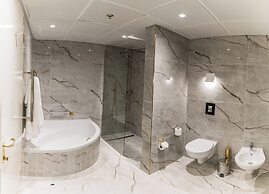 Rainbow Towers Hotel And Conference Centre