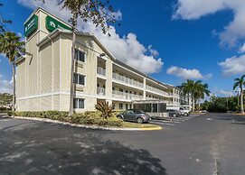 HomeTowne Studios by Red Roof Fort Lauderdale