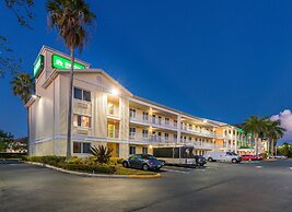 HomeTowne Studios by Red Roof Fort Lauderdale