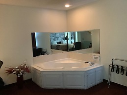 Super 8 by Wyndham Riverside/Kansas City