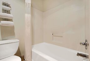 Super 8 by Wyndham Riverside/Kansas City