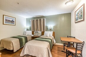 HomeTowne Studios by Red Roof Dallas - Mesquite