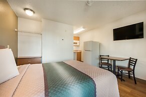 HomeTowne Studios by Red Roof Dallas - Mesquite