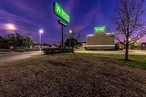 HomeTowne Studios by Red Roof Dallas - Mesquite