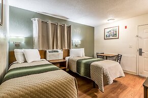 HomeTowne Studios by Red Roof Dallas - Mesquite