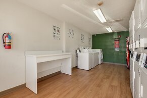 HomeTowne Studios by Red Roof Dallas - Mesquite