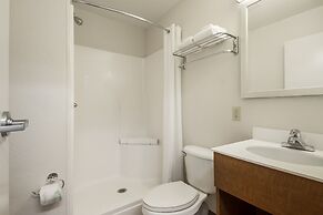 HomeTowne Studios by Red Roof Dallas - Mesquite