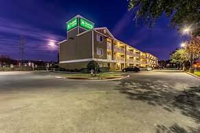 HomeTowne Studios by Red Roof Dallas - Mesquite