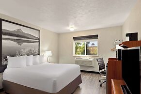 Super 8 by Wyndham Roseburg