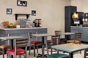 Super 8 by Wyndham Grove City