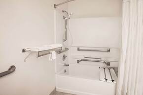 Super 8 by Wyndham Grove City