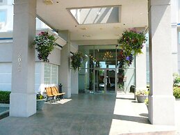 Coast Abbotsford Hotel & Suites