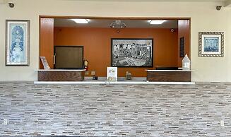 Super 8 by Wyndham Platte City Kansas City Area Airport