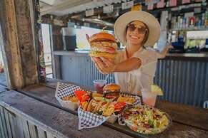 Postcard Inn On The Beach