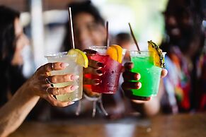 Postcard Inn On The Beach