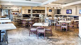 Postcard Inn On The Beach