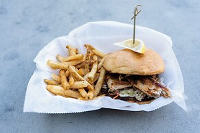 Postcard Inn On The Beach
