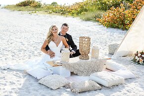 Postcard Inn On The Beach