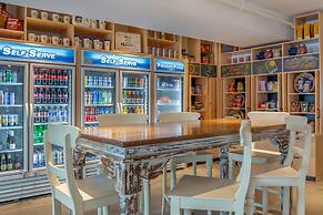 Postcard Inn On The Beach