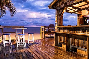 Postcard Inn On The Beach