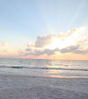 Postcard Inn On The Beach