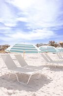 Postcard Inn On The Beach