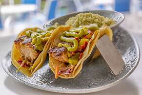 Postcard Inn On The Beach