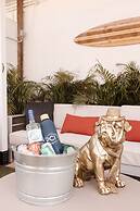 Postcard Inn On The Beach