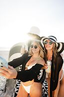 Postcard Inn On The Beach