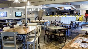 Postcard Inn On The Beach