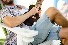 Postcard Inn On The Beach