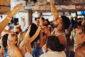 Postcard Inn On The Beach