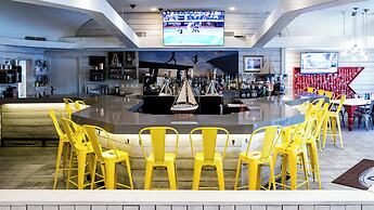 Postcard Inn On The Beach