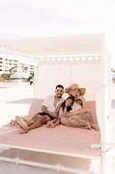 Postcard Inn On The Beach