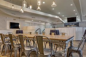 Postcard Inn On The Beach