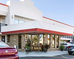 Econo Lodge Wall