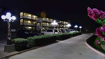 Sunday House Inn and Suites