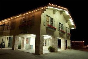 Sunday House Inn and Suites