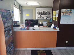 Super 8 by Wyndham Shelton