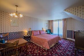 Hill House Inn