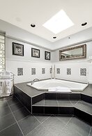 Rosellen Suites At Stanley Park