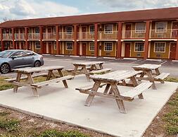 Econo Lodge Inn & Suites Maingate Central