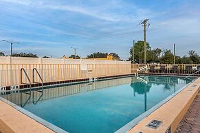 Econo Lodge Inn & Suites Maingate Central