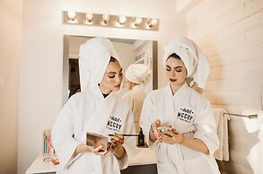 Hotel McCoy - Art, Coffee, Beer, Wine